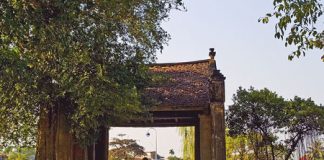 the gate of duong lam village